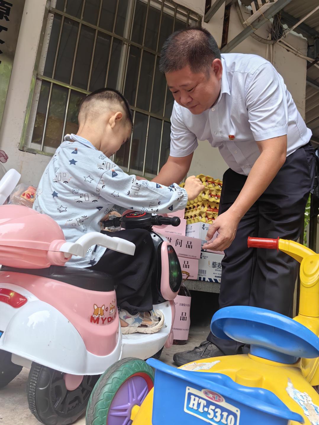 南宁分公司党支部开展“情暖六一 爱心偕行”慰问运动